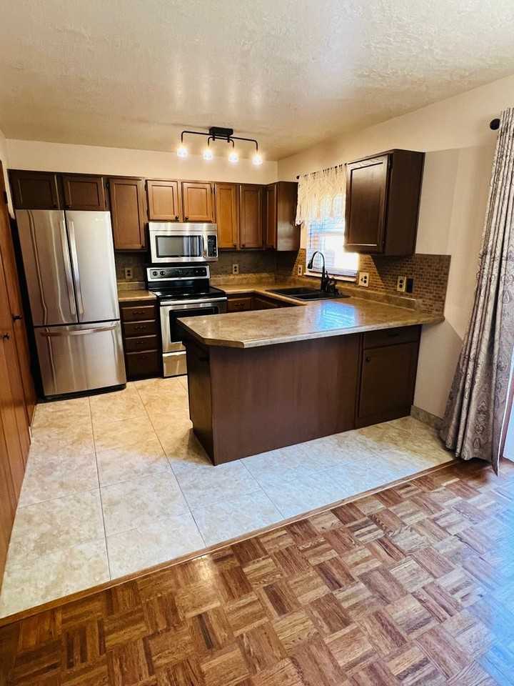 1670 E 1475 S - Photo 3 of 16