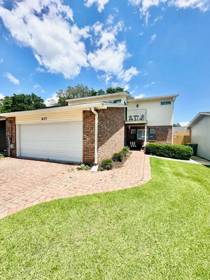 937 Holbrook Cir