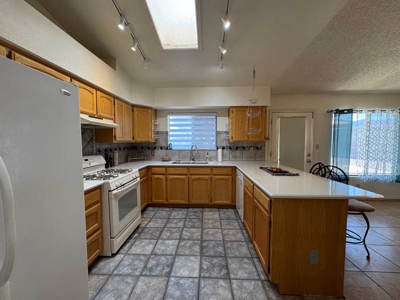 2660 Ridge Crest St - Photo 4 of 28