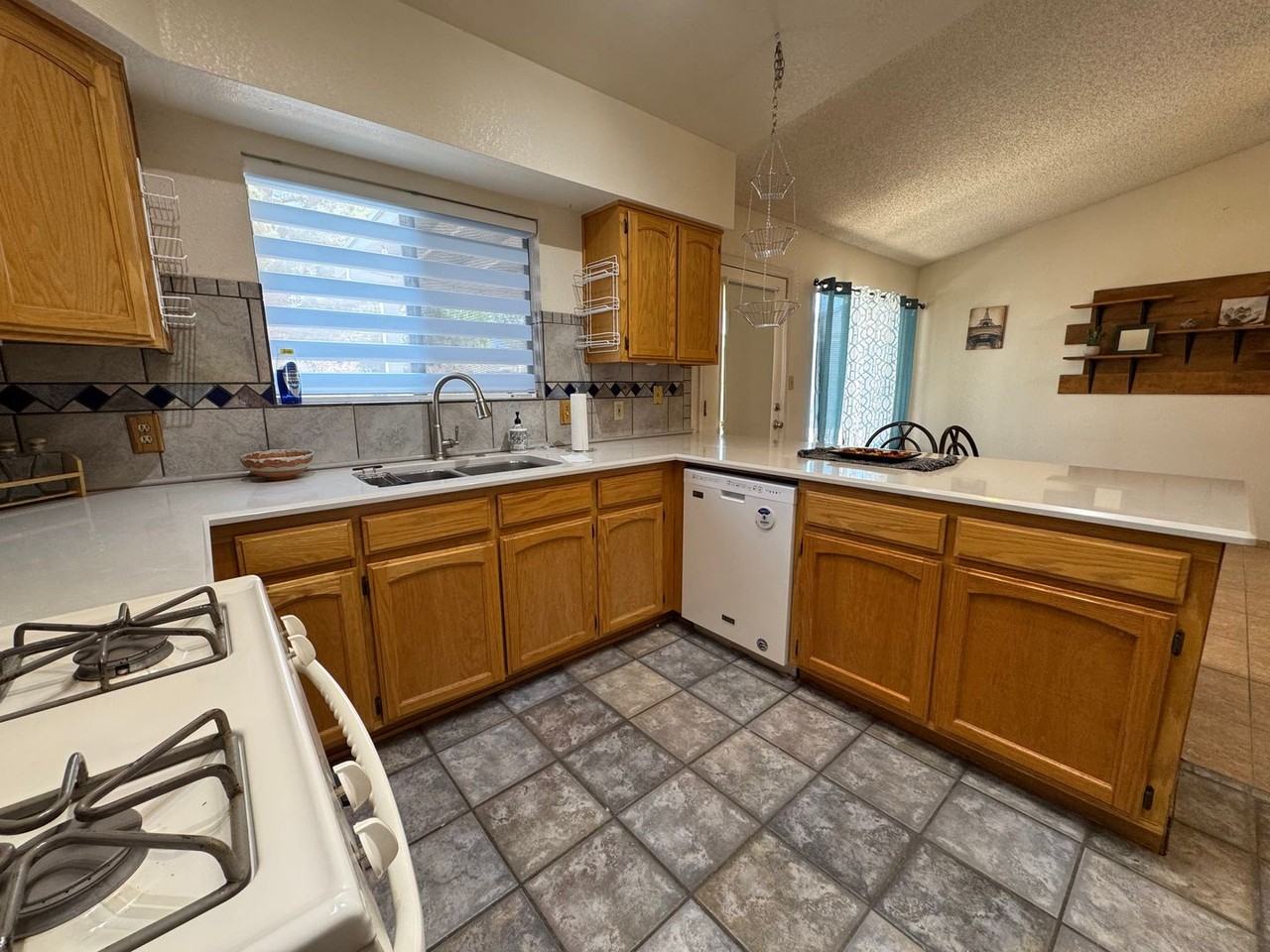 2660 Ridge Crest St - Photo 6 of 28