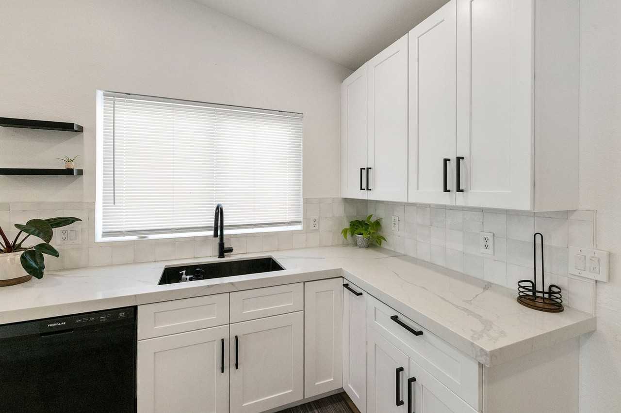 351 W Amoroso Dr - Photo 4 of 21