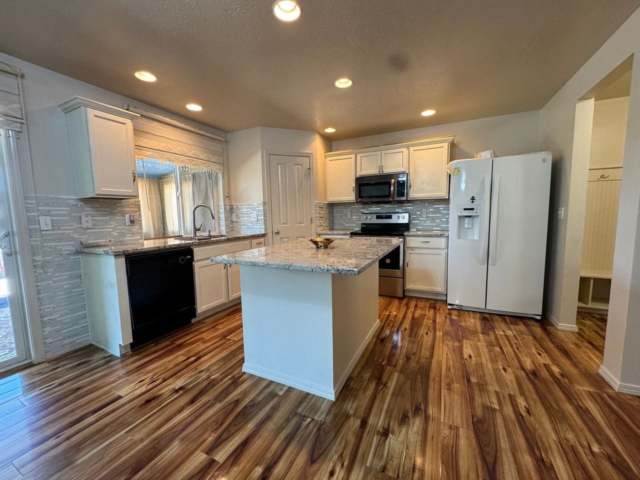 1001 N Dove Ave - Photo 2 of 21