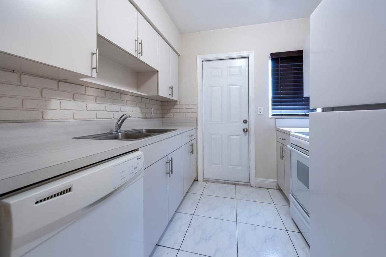 419 Se 18th St - Photo 3 of 21