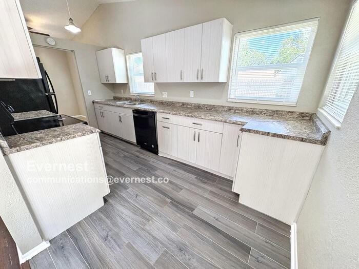 16005 Ranchita Ct - Photo 3 of 21