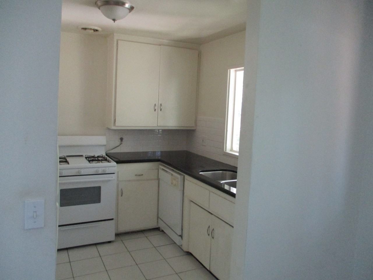 1350 N Crescent Heights Blvd #16 - Photo 5 of 14