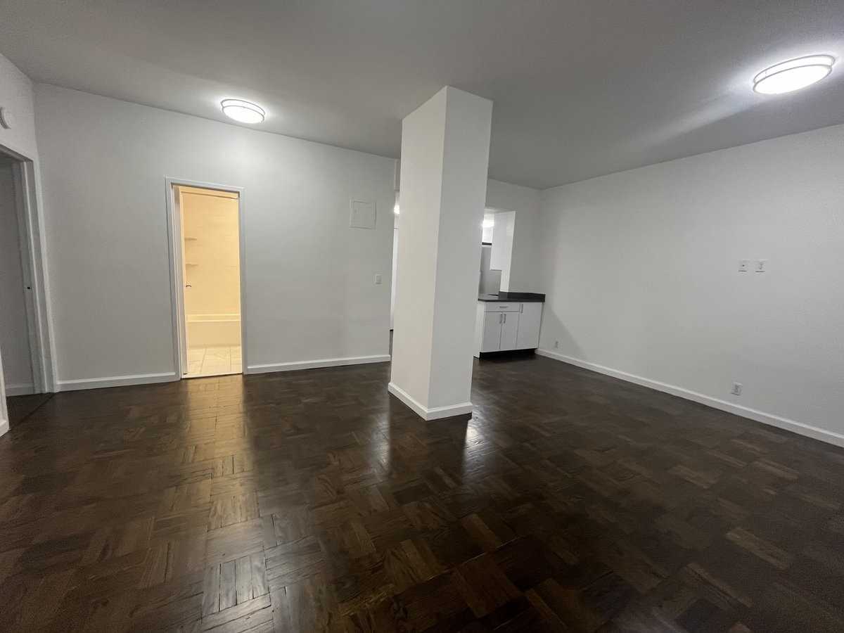 W 55th St #5F - Photo 6 of 9