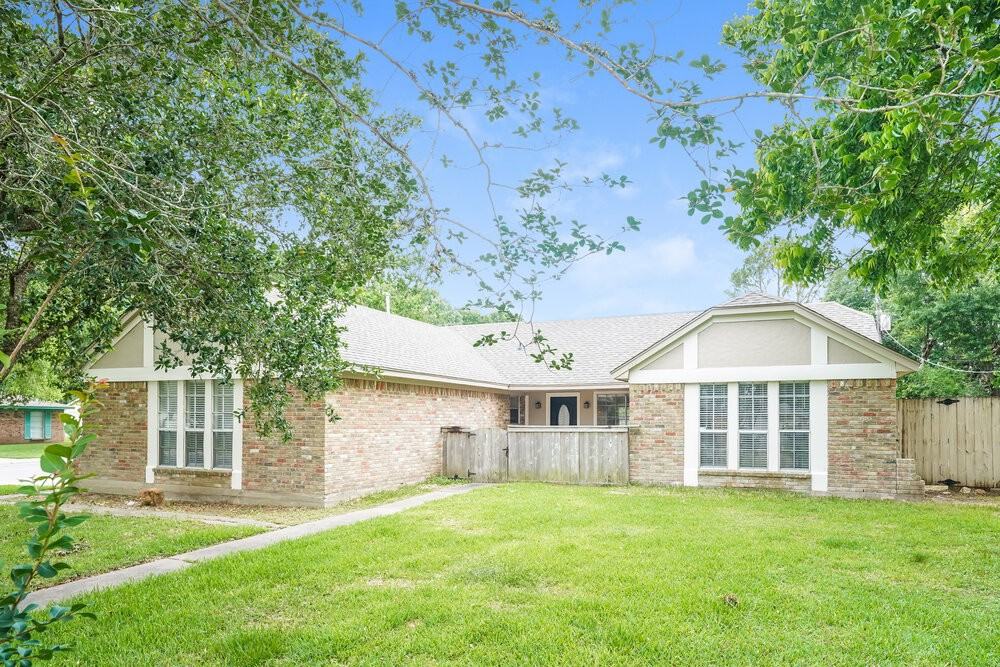 332 Coventry Ln - Photo 3 of 16