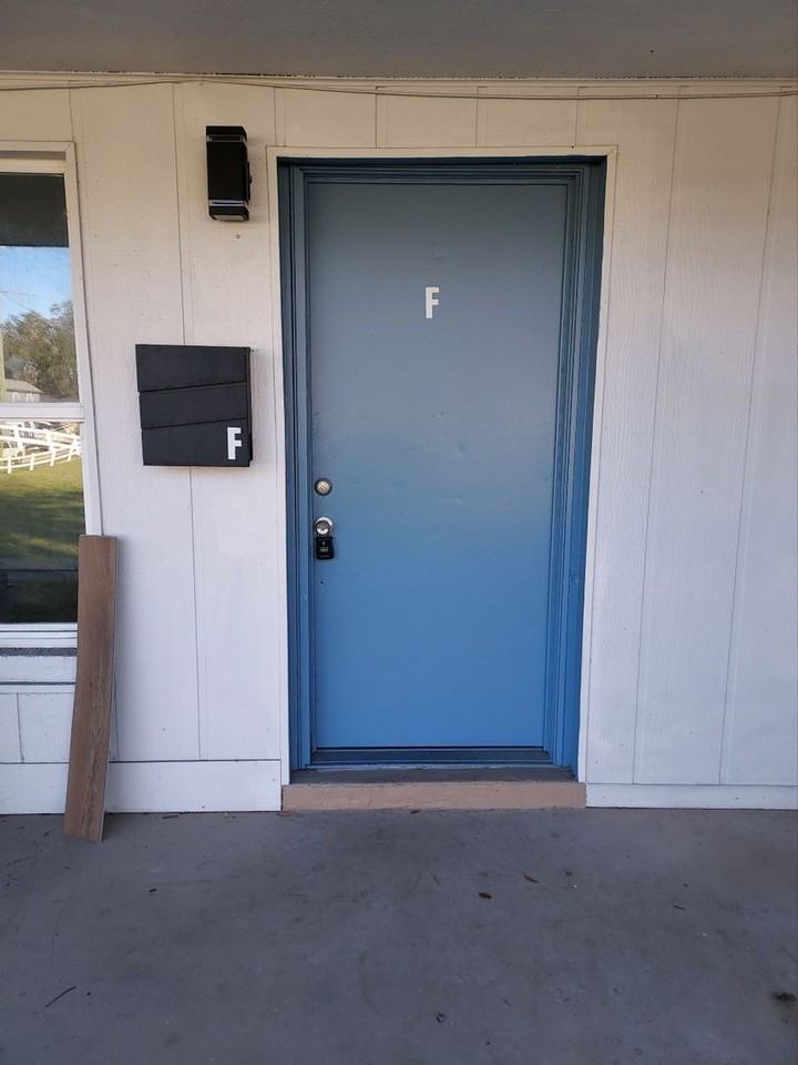 1111 W Reynolds St #F - Photo 2 of 8