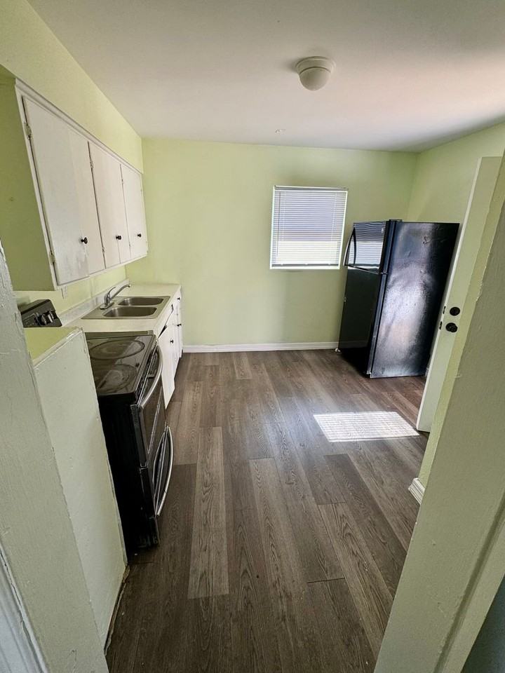 1111 W Reynolds St #F - Photo 3 of 8