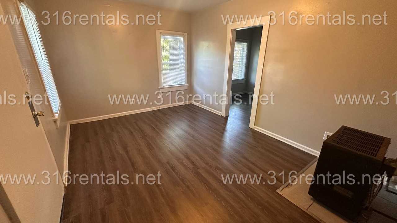 407 N Clayton St #A - Photo 3 of 10