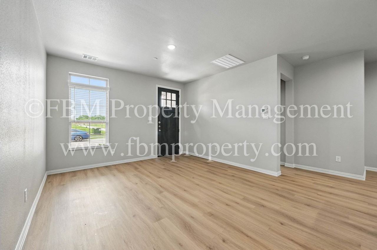 2093 Luna Dr - Photo 2 of 50