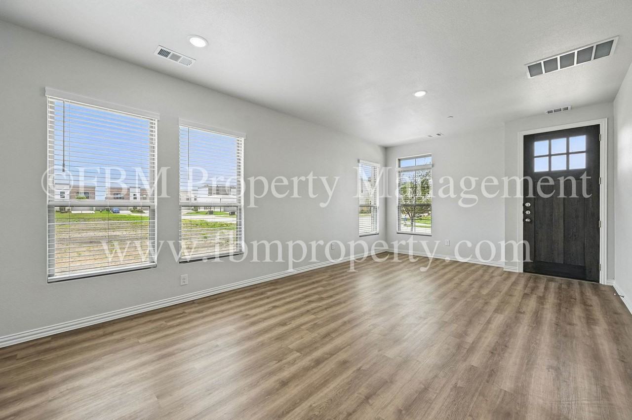2121 Luna Dr - Photo 3 of 50