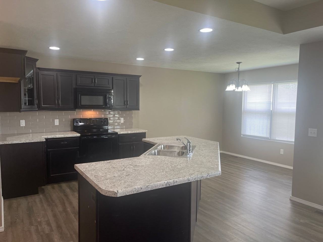 401 W Grace St - Photo 4 of 19