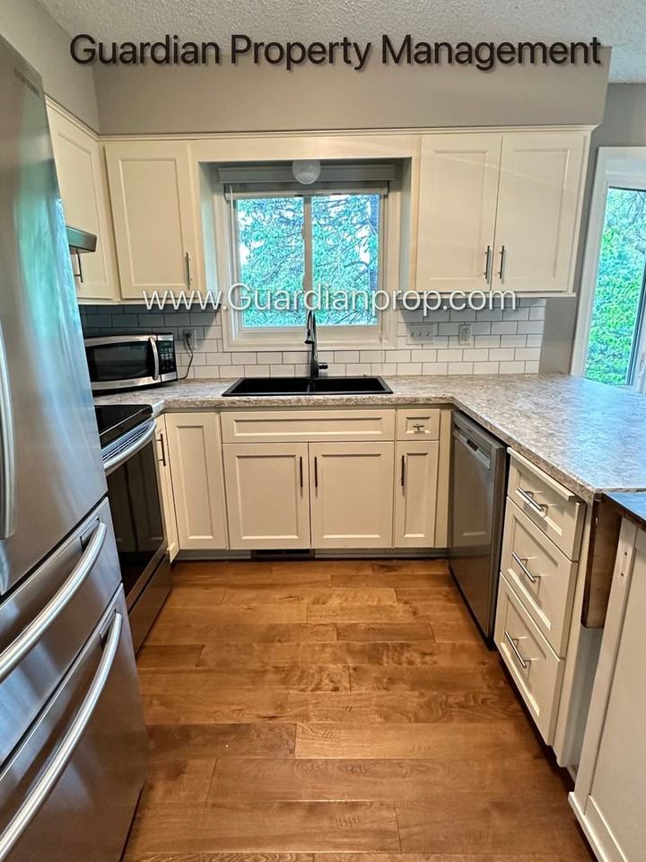 9950 Buckingham Dr - Photo 4 of 32