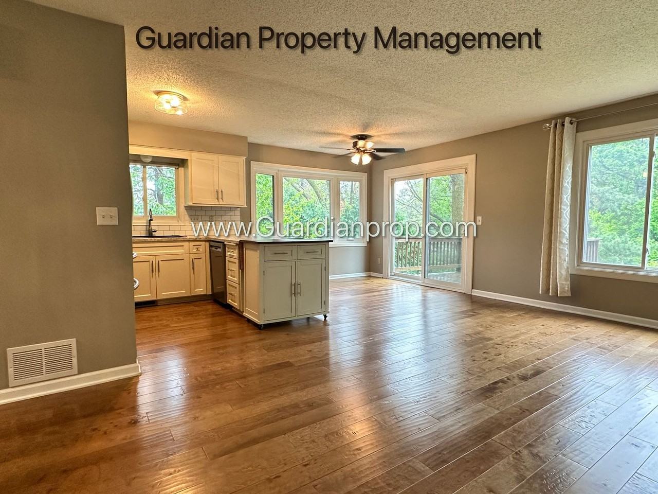 9950 Buckingham Dr - Photo 6 of 32