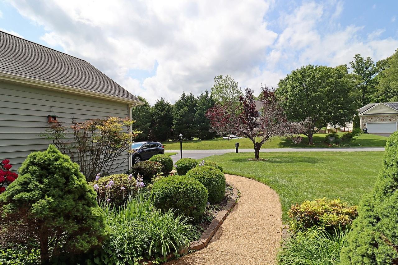 82 Lake Dr - Photo 3 of 36