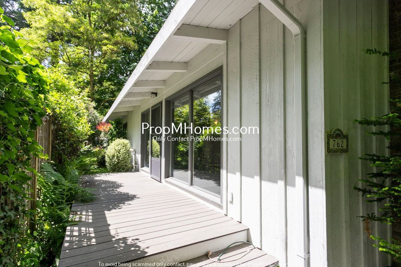 762 9th St - Photo 2 of 23