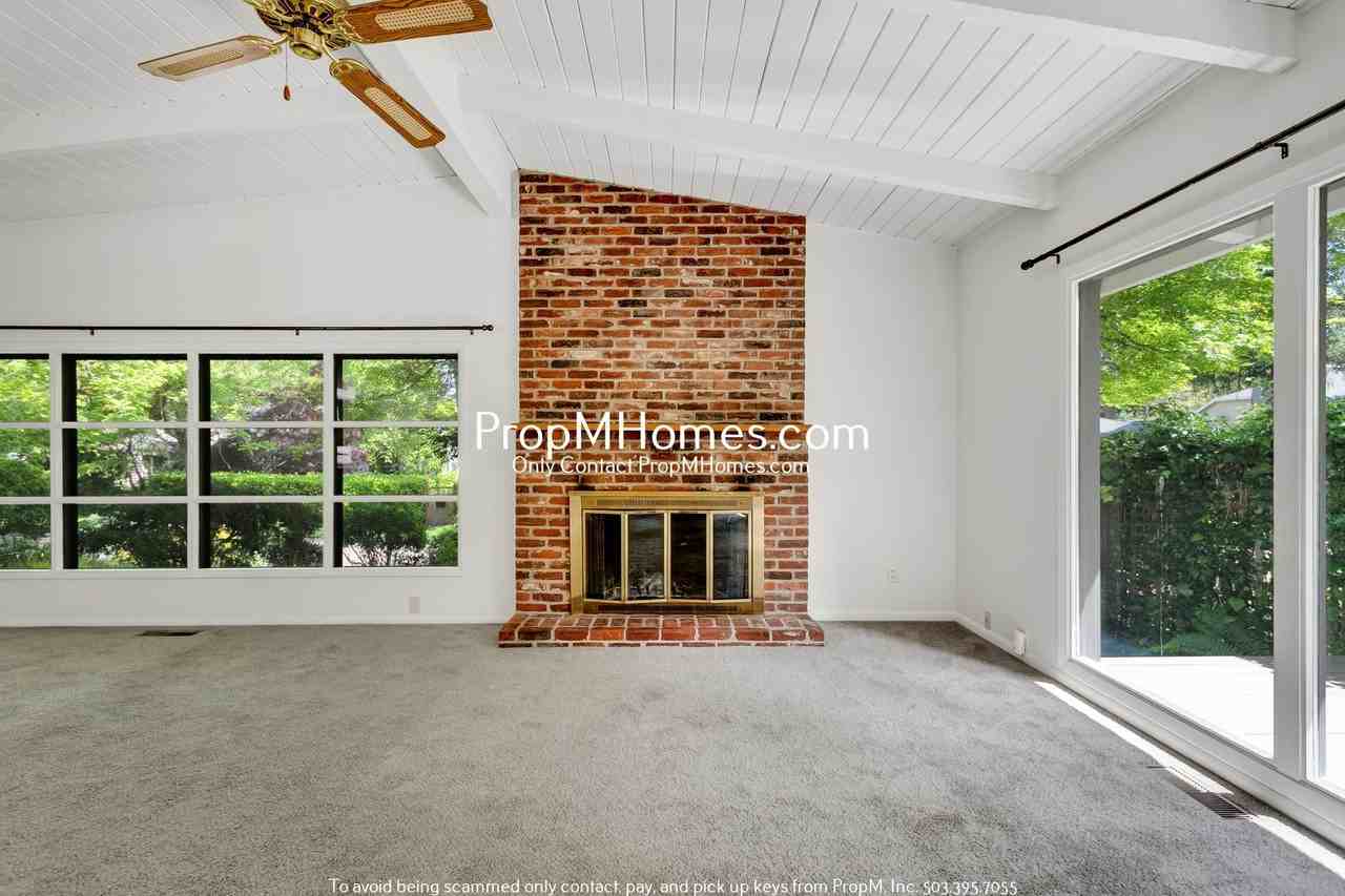 762 9th St - Photo 3 of 23