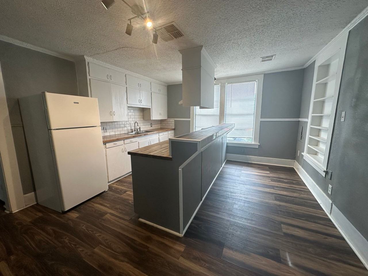 2756 Lillian St - Photo 2 of 14