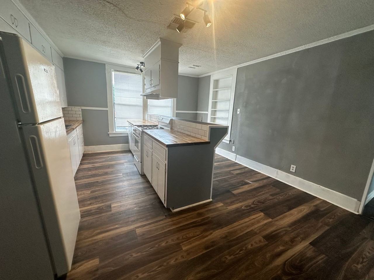 2756 Lillian St - Photo 3 of 14