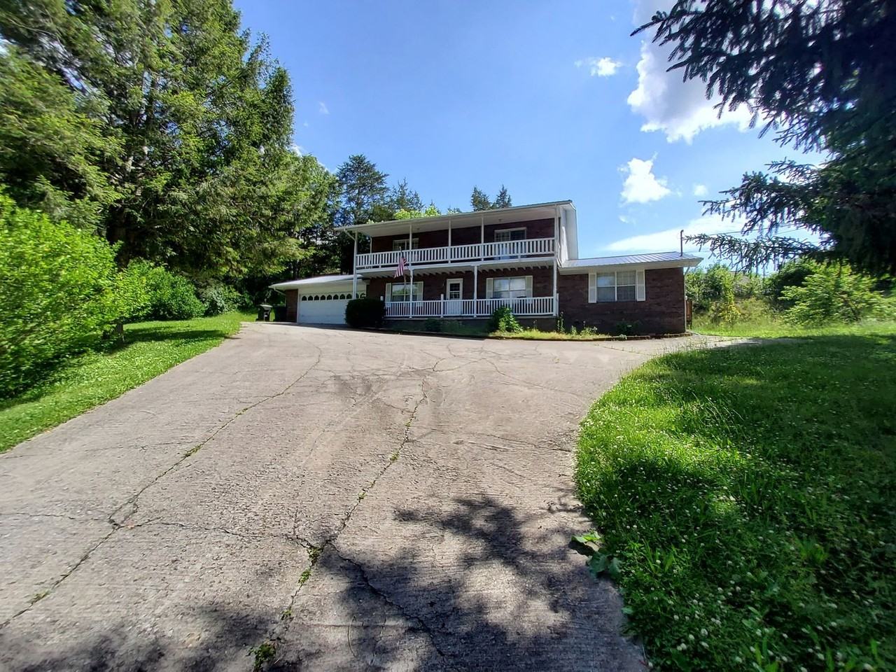 1231 Village Dr - Photo 2 of 28