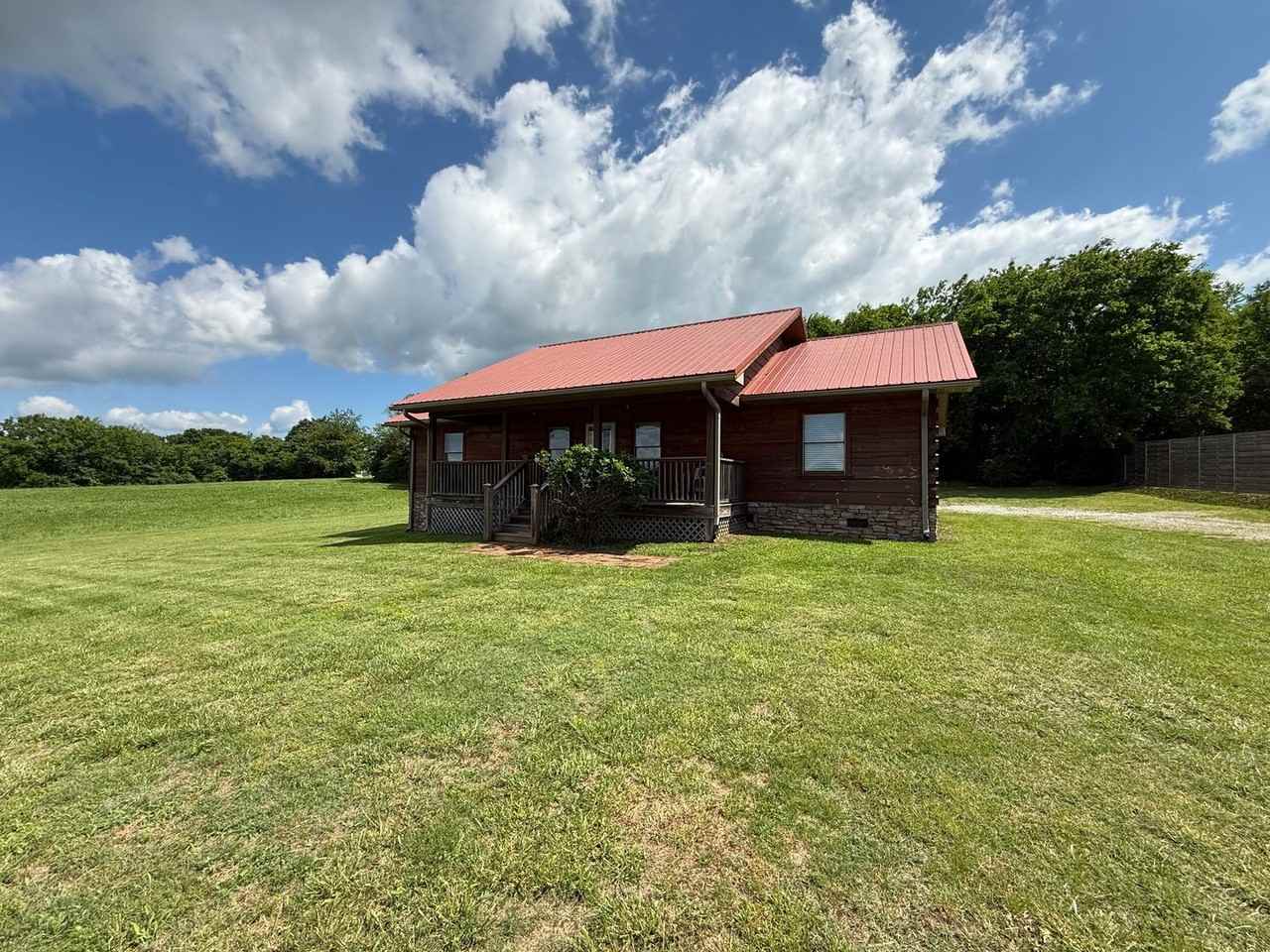 1404 Maple Ln - Photo 2 of 26