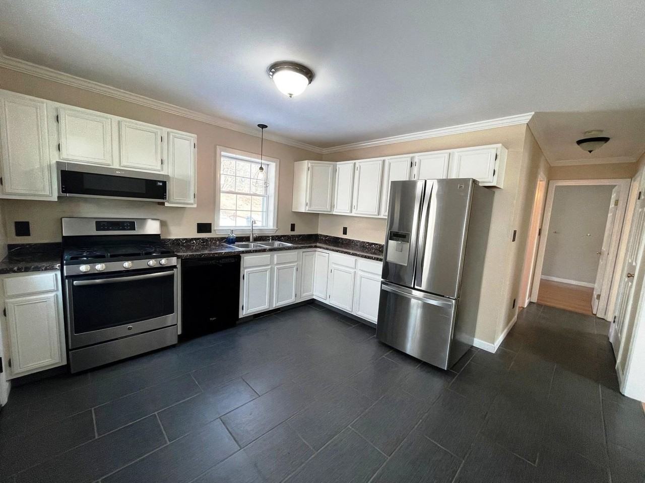 76 Acorn St - Photo 3 of 13