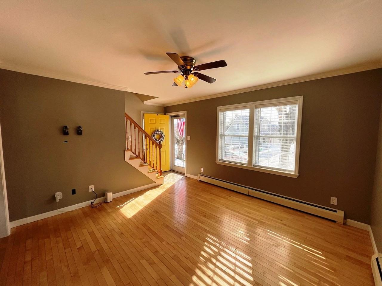 76 Acorn St - Photo 4 of 13