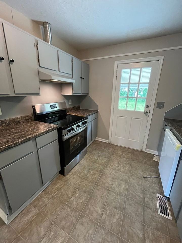 1061 54th St - Photo 3 of 7