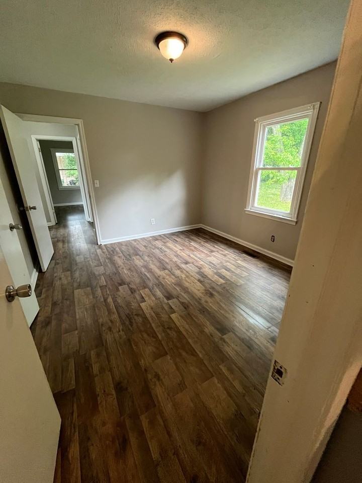 1061 54th St - Photo 4 of 7