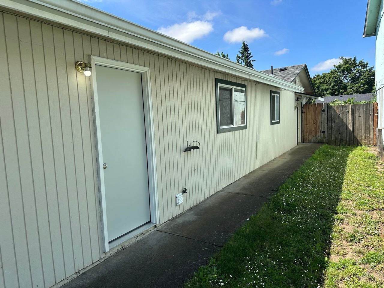 853 N Cloverleaf Loop - Photo 2 of 28