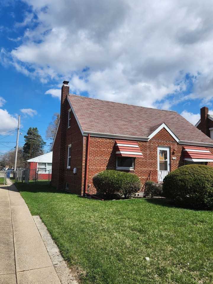 116 W 49th Ave - Photo 3 of 30