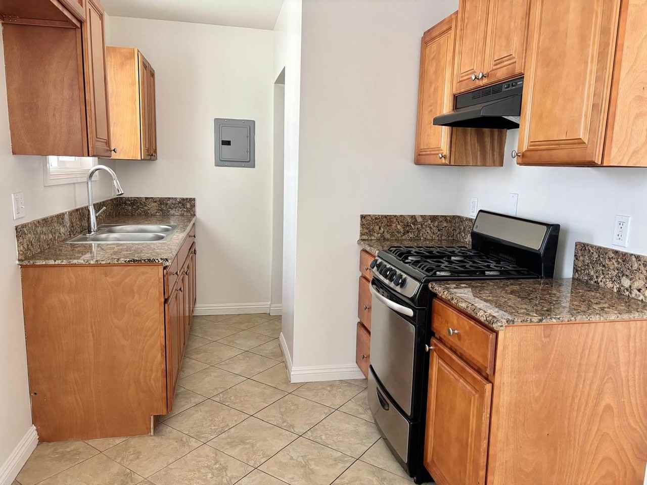 418 S Verdugo Dr - Photo 3 of 9