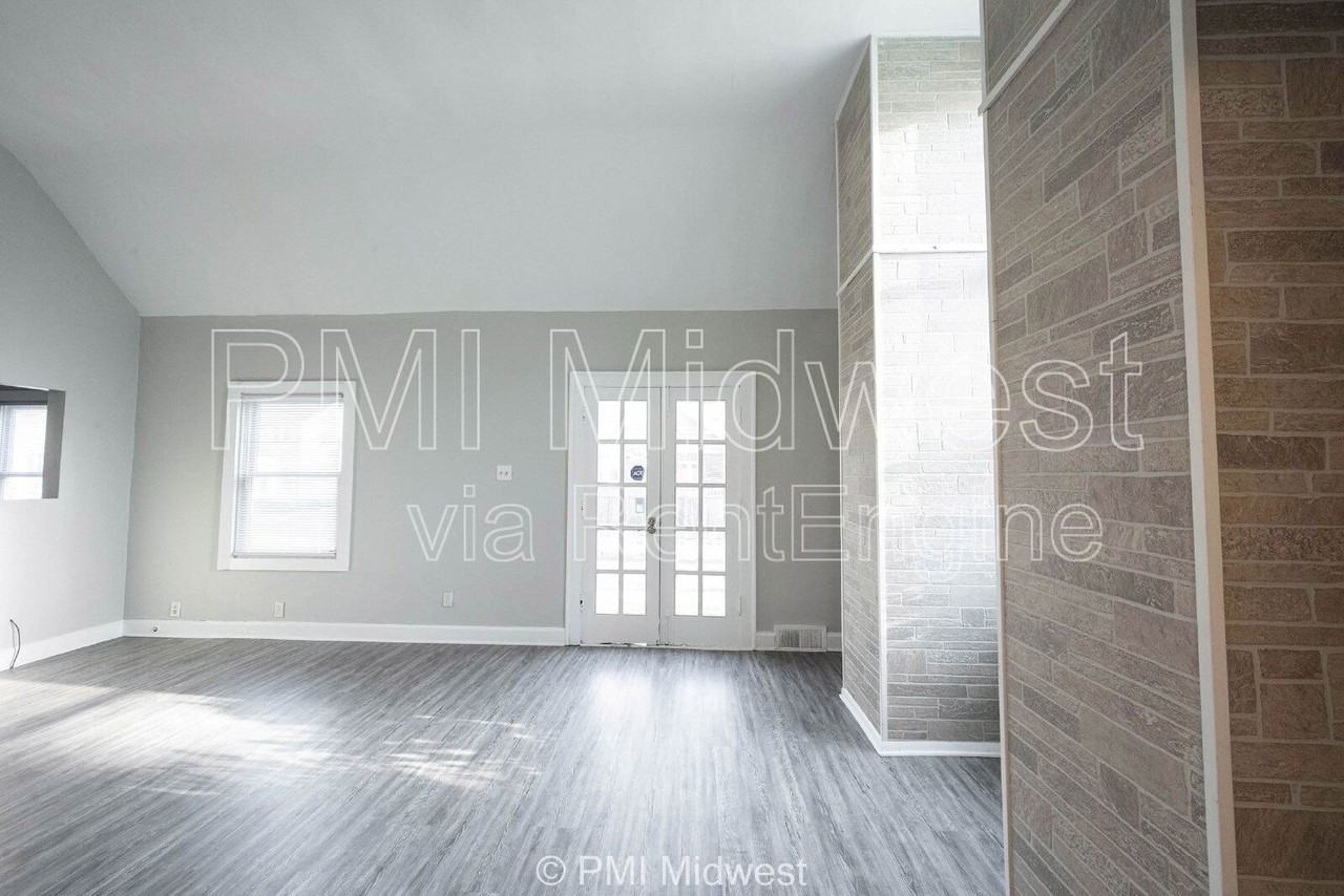4058 N Illinois St - Photo 6 of 34