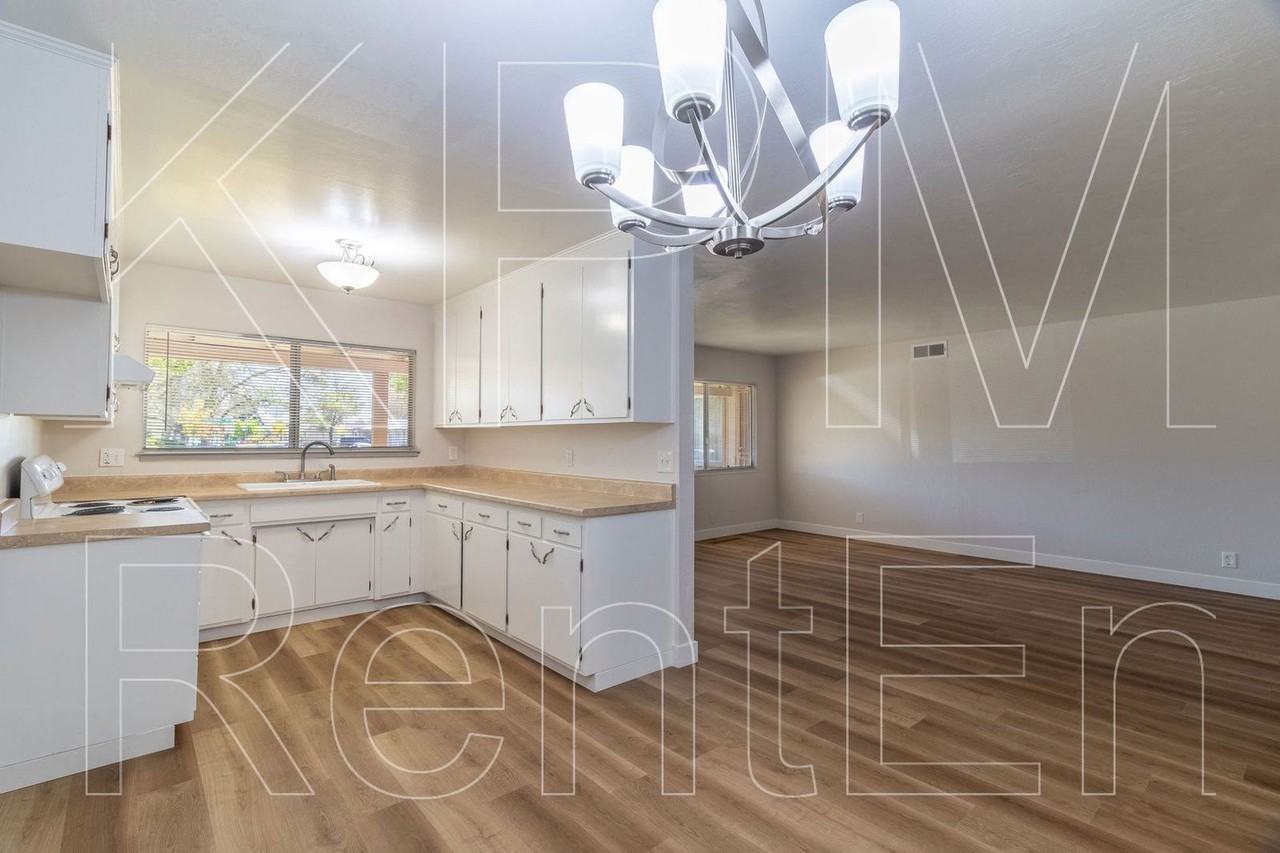 443 E Robinhood Dr - Photo 6 of 20