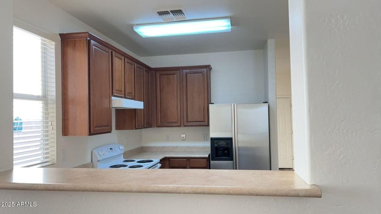 10018 W Winslow Ave - Photo 2 of 23