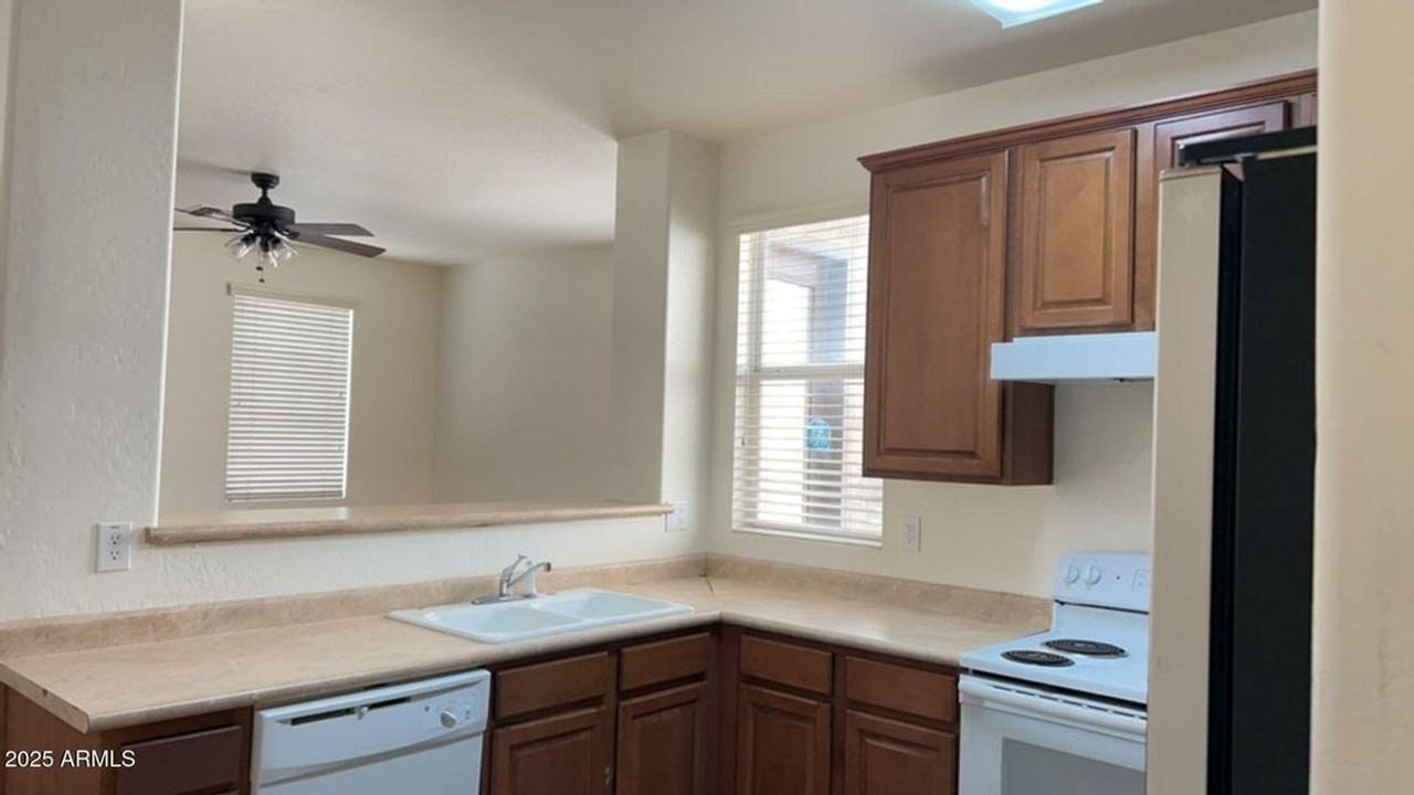 10018 W Winslow Ave - Photo 3 of 23