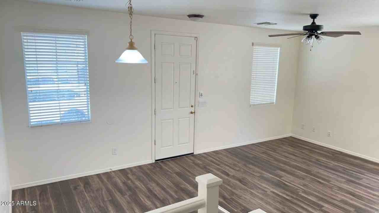 10018 W Winslow Ave - Photo 4 of 23