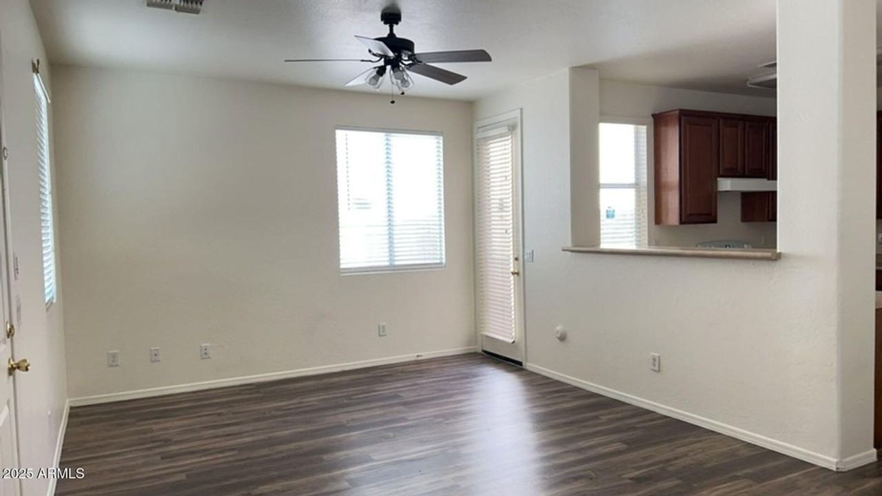 10018 W Winslow Ave - Photo 5 of 23