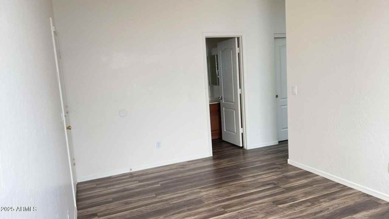 10018 W Winslow Ave - Photo 6 of 23