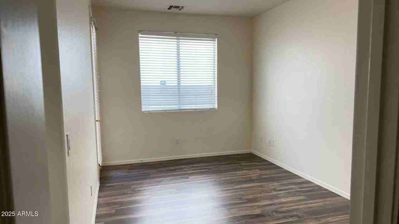 10018 W Winslow Ave - Photo 7 of 23