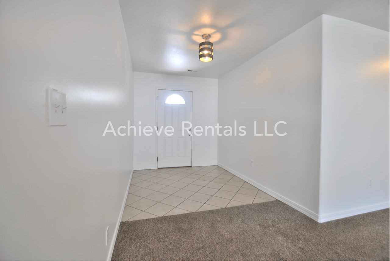 1248 N 550 W - Photo 2 of 17