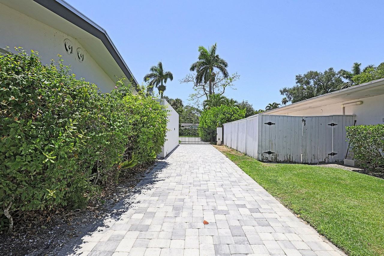 1352 Shadow Ln - Photo 3 of 50