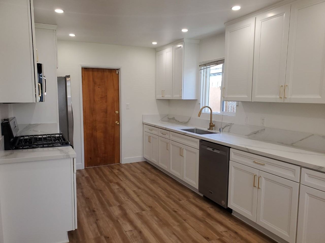 5568 Mary Lane Dr - Photo 3 of 20