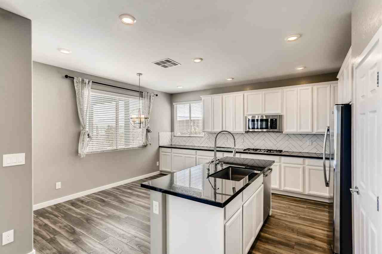 12405 Harbor Isle Ave - Photo 2 of 28