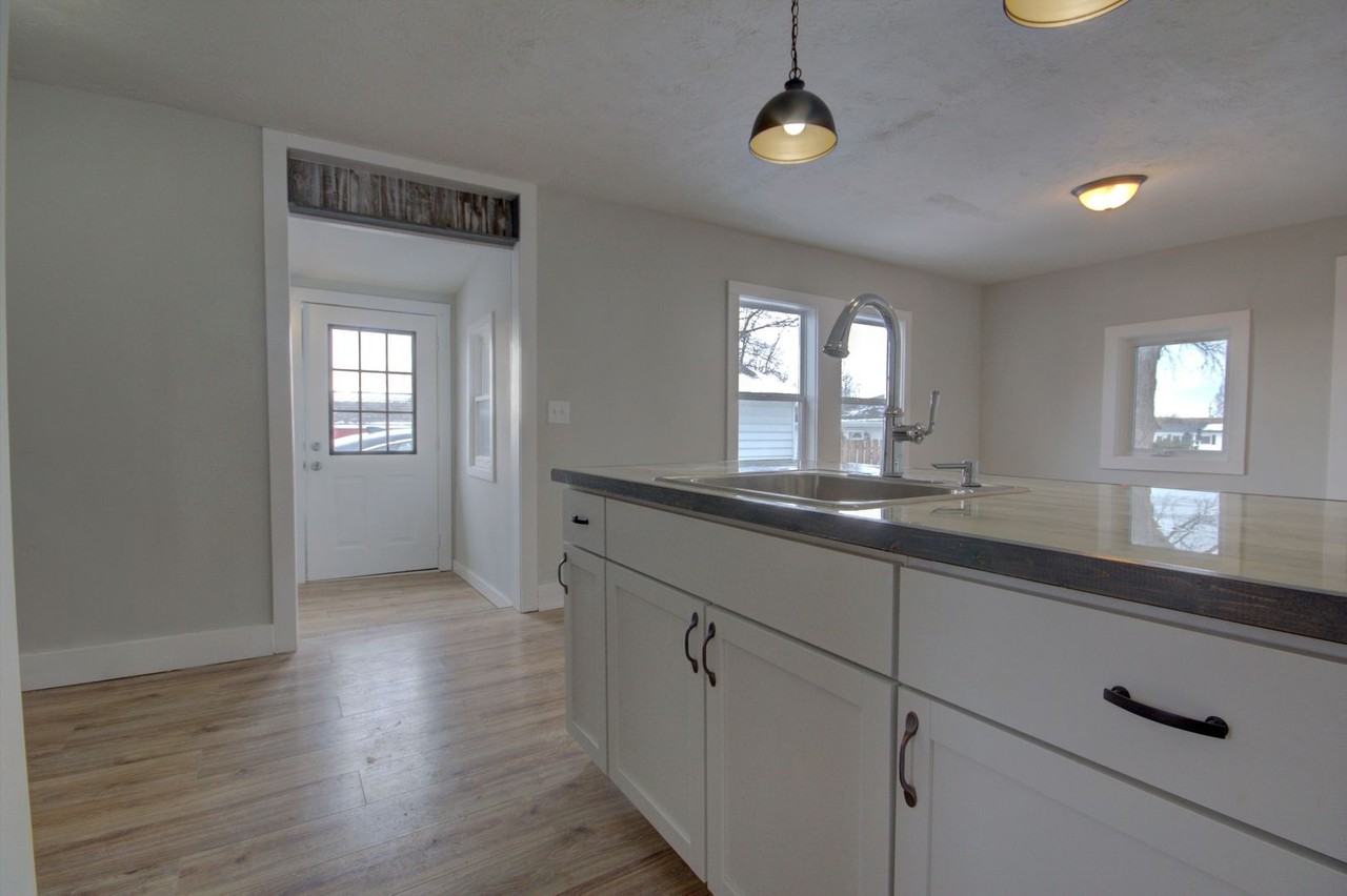 709 28th St - Photo 5 of 26