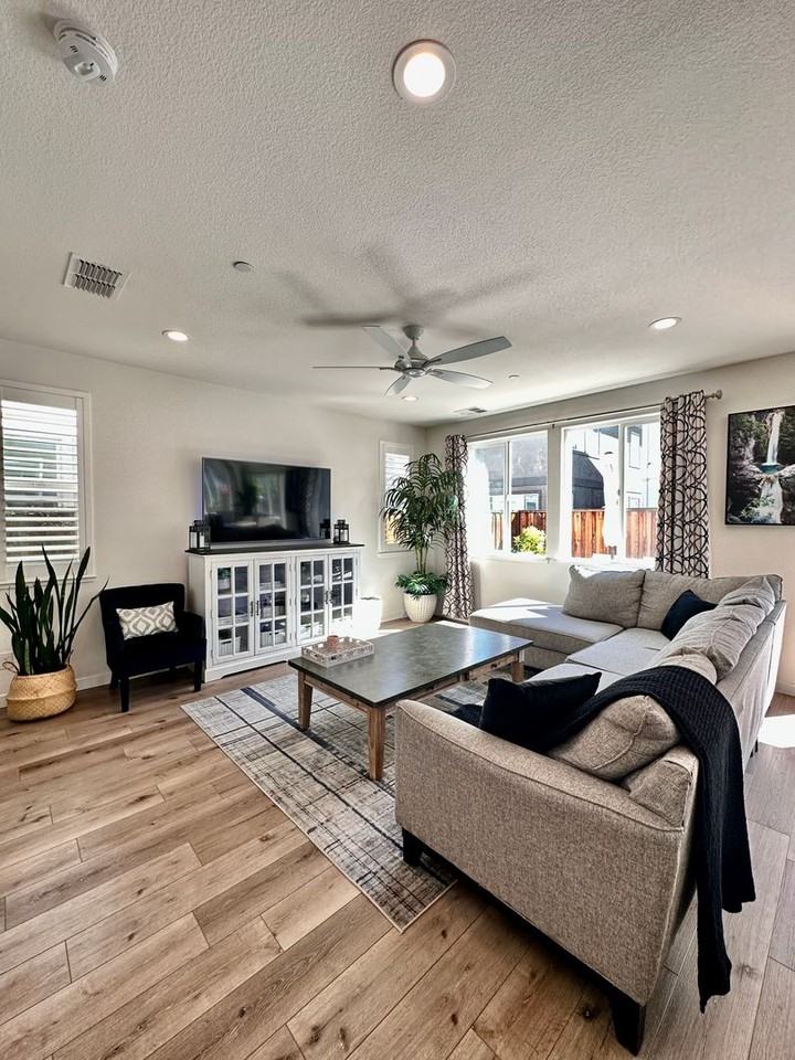 2318 Spitfire Way - Photo 5 of 39