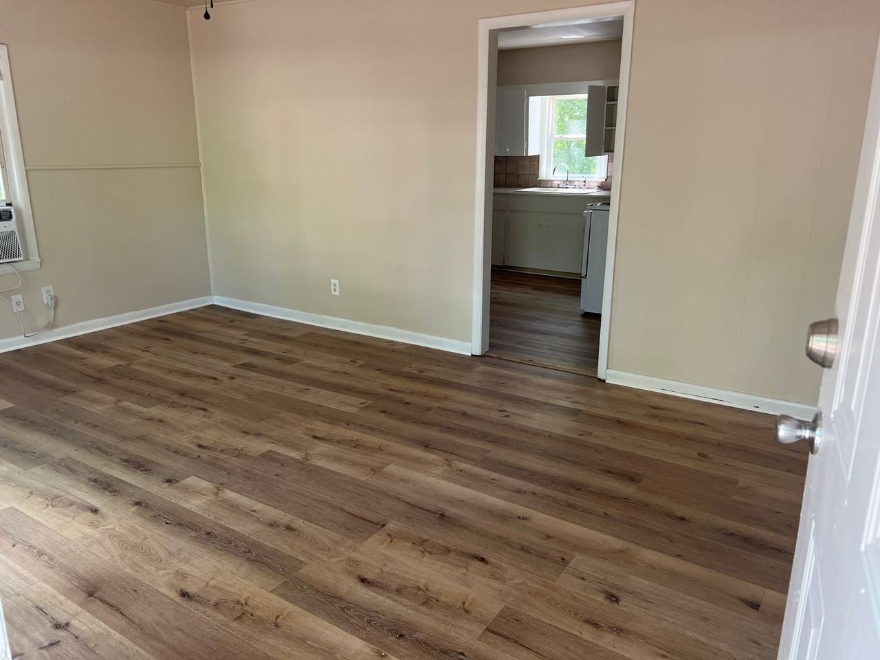 305 S Teehee Dr - Photo 2 of 10