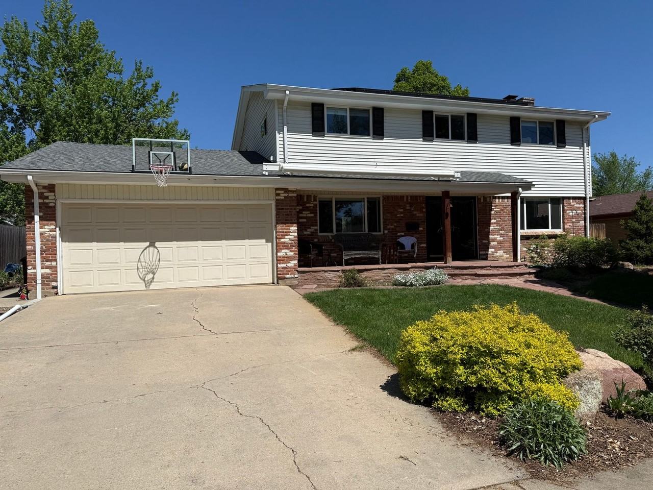 1077 Albion Rd - Photo 2 of 21