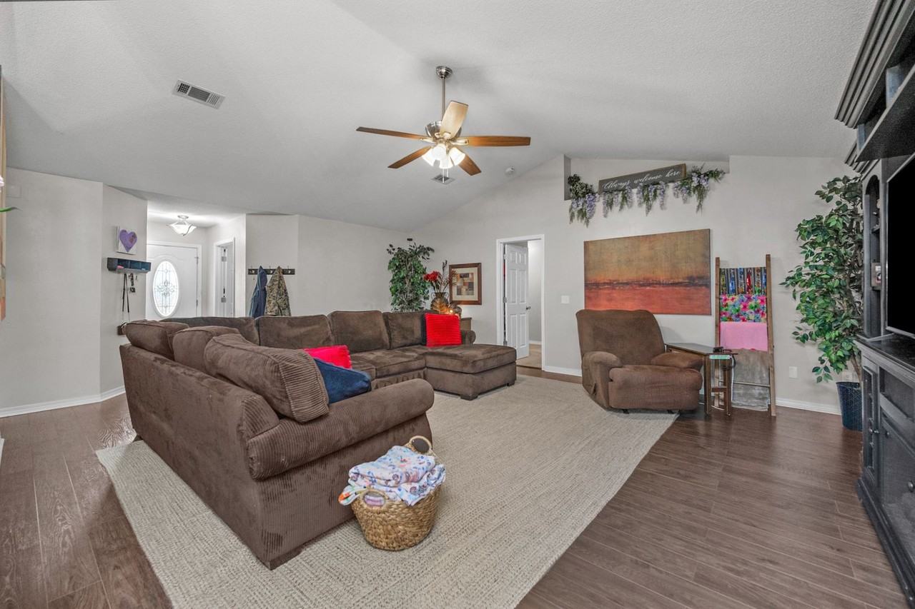 1915 Waxwing Dr - Photo 2 of 33